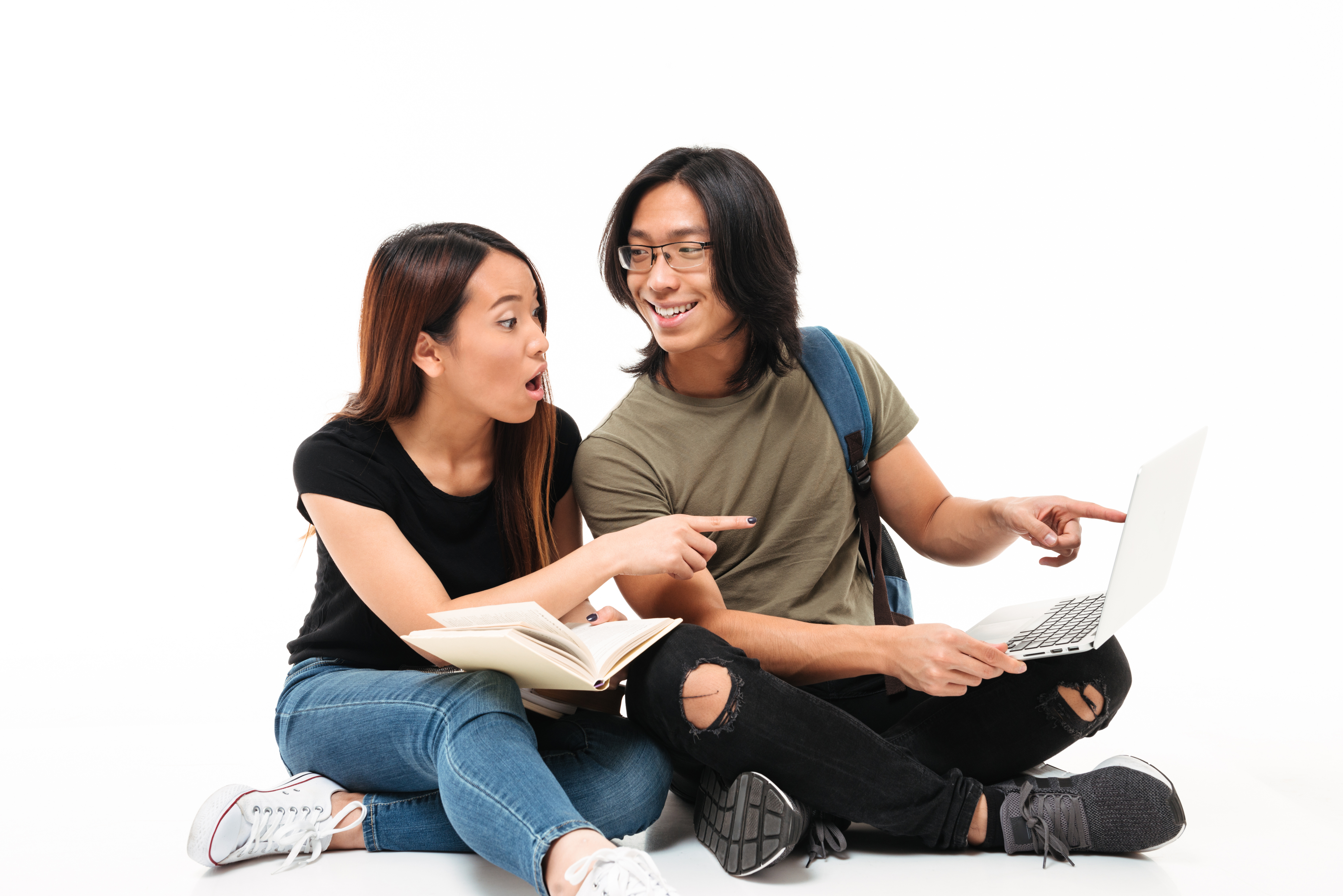 နိုင်ငံရပ်ခြားသို့ ပြောင်းရွှေ့ရန် အတူစီစဉ်နေသော ကျောင်းသားနှစ်ဦး